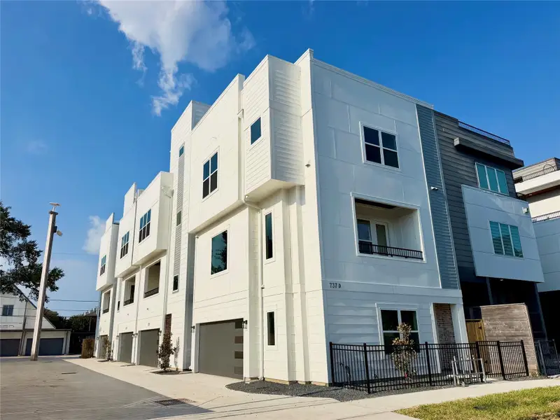 Condo located in Houston, TX showcasing its design and architecture (Image 3).
