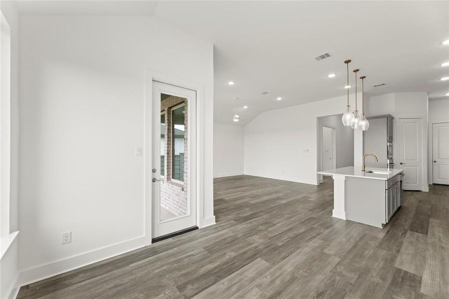 17. 7121 Dragonfly - Dining (2) 17. 7121 Dragonfly - Dining (2)