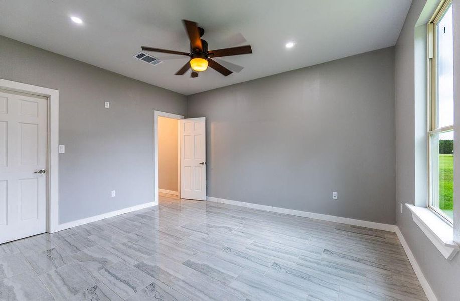 Spacious, unfurnished interior of a new home in , Walnut Springs (Image 28).