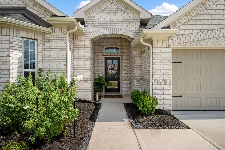 Exterior details and patio area of a home in Champions Forest 90', Mont Belvieu (Image 27).