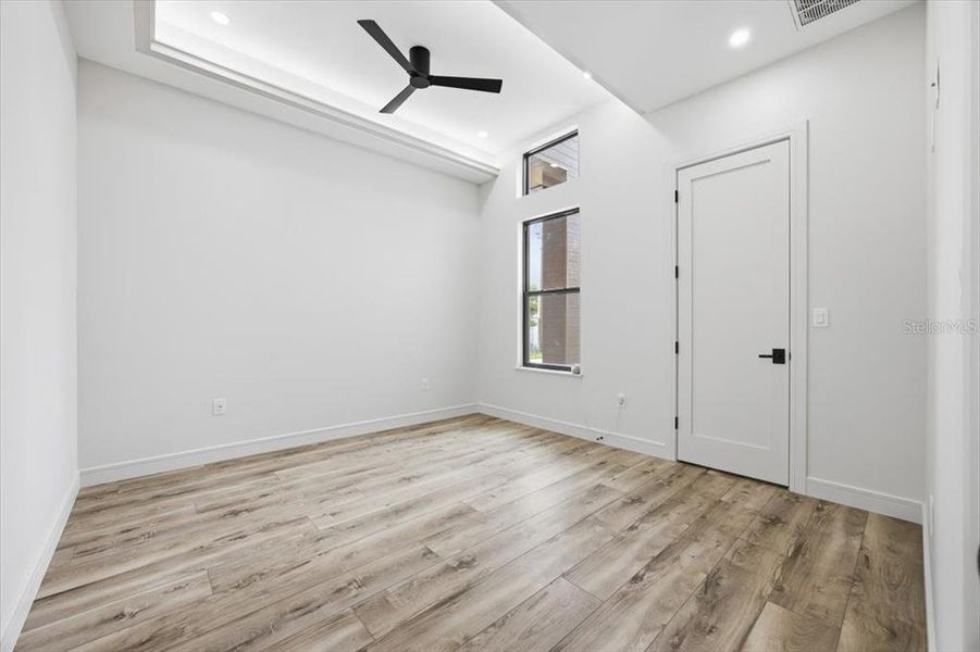 Spacious, unfurnished interior of a new home in , Plant City (Image 26).