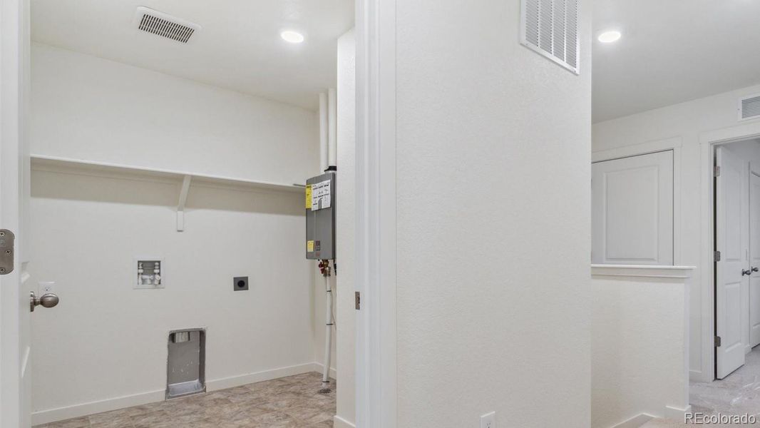 Spacious, unfurnished interior of a new home in Silver Peaks, Lochbuie (Image 11).