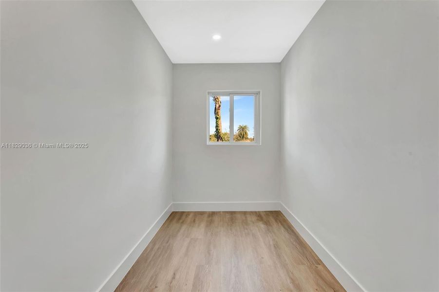 Spacious, unfurnished interior of a new home in , Coral Springs (Image 19).