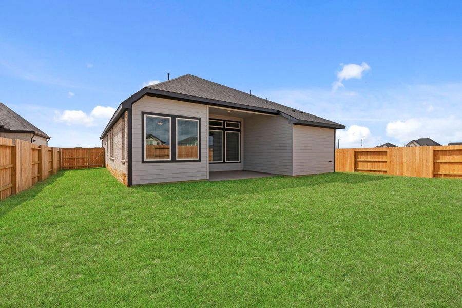 Exterior details and patio area of a home in Attwater, Waller (Image 19).