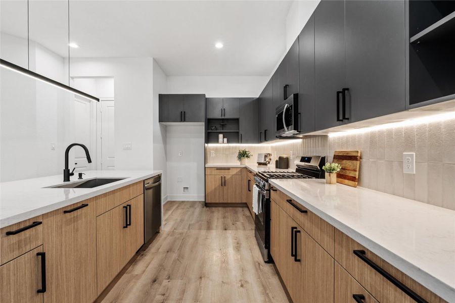 The interplay of quartz, woodtone, and matte black hardwarecreates an elevated workspacethat’s as functional as it is artful.