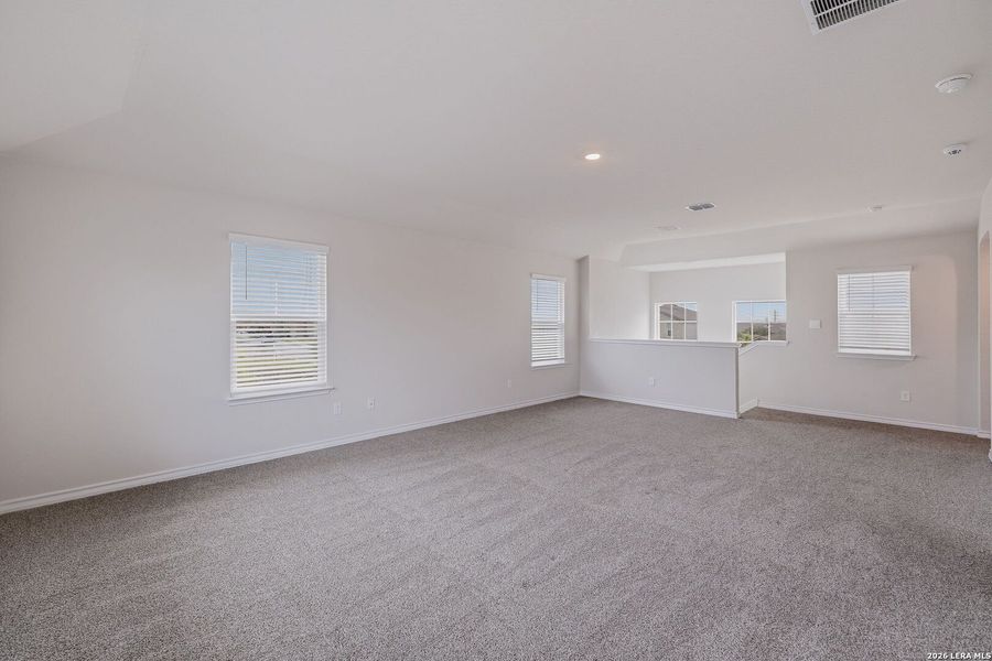 Spacious, unfurnished interior of a new home in Laurel Vistas, San Antonio (Image 18).