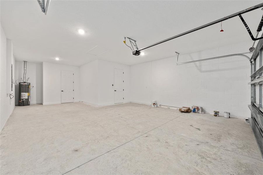 Spacious, unfurnished interior of a new home in , Ocala (Image 15).
