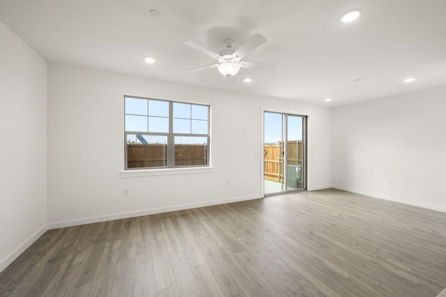 Spacious, unfurnished interior of a new home in Wildridge, Oak Point (Image 16).