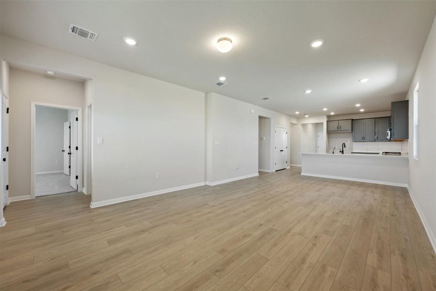 Spacious, unfurnished interior of a new home in Rolling Glen, Hutto (Image 33). Spacious, unfurnished interior of a new home in Rolling Glen, Hutto (Image 33).