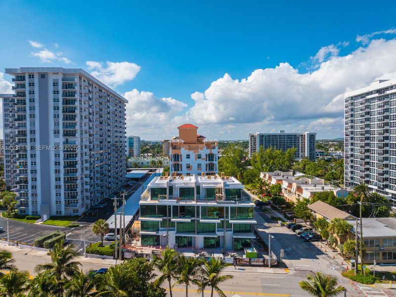 Condo located in Pompano Beach, FL showcasing its design and architecture (Image 14).