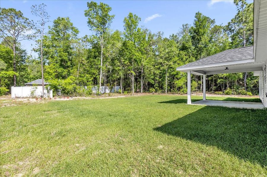 Exterior details and patio area of a home in , Dunnellon (Image 19).