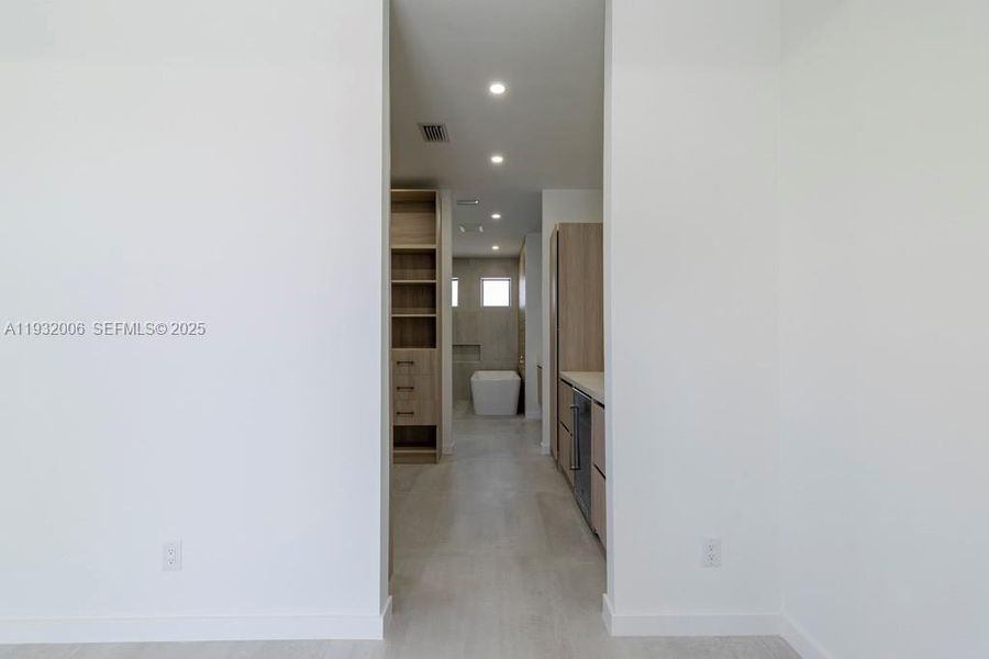 Spacious, unfurnished interior of a new home in , Cape Coral (Image 28).