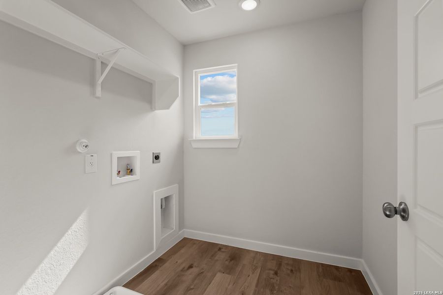 Spacious, unfurnished interior of a new home in Senna, Leon Valley (Image 11).