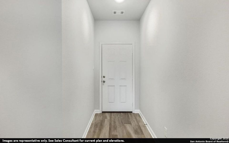 Spacious, unfurnished interior of a new home in Cloud Country, New Braunfels (Image 8).