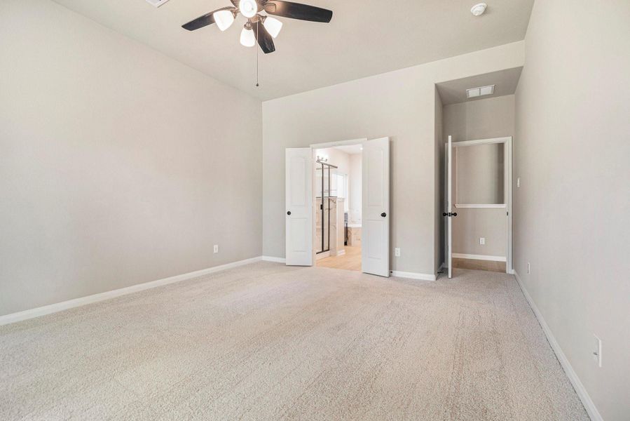 Spacious, unfurnished interior of a new home in Deer Pines, Conroe (Image 23).