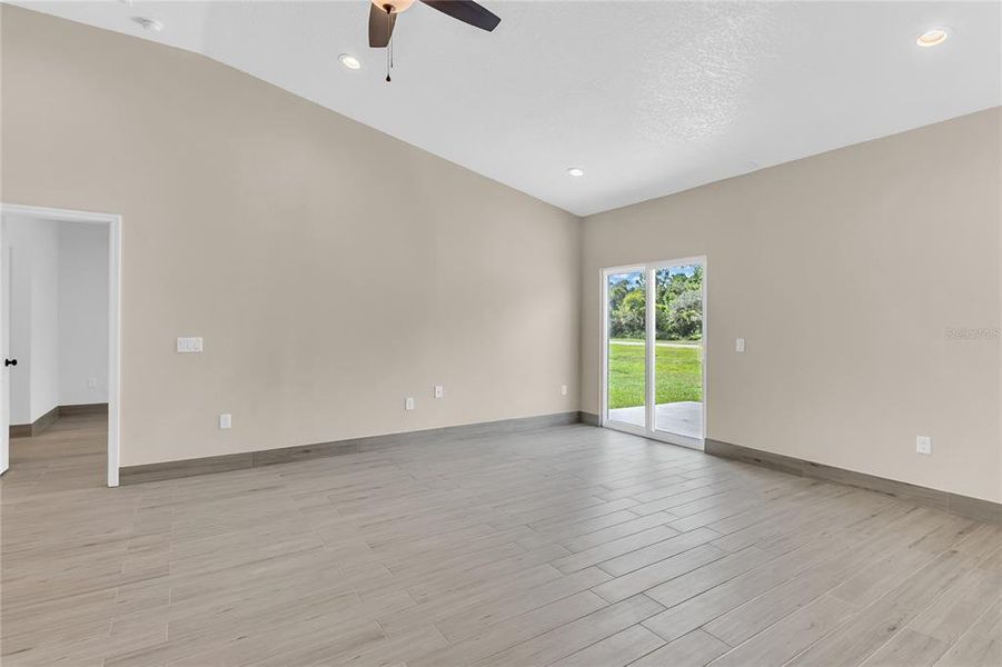 Spacious, unfurnished interior of a new home in , Kissimmee (Image 12).