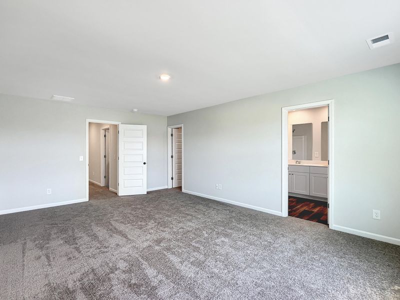 Spacious, unfurnished interior of a new home in , Summerville (Image 31).