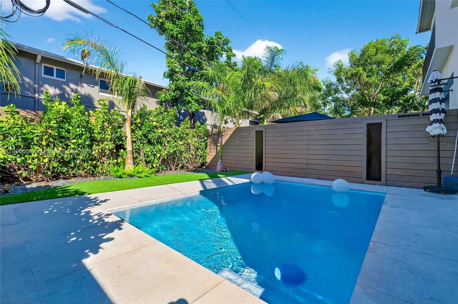 Exterior details and patio area of a home in , Fort Lauderdale (Image 22).