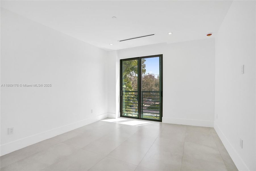 Spacious, unfurnished interior of a new home in , Fort Lauderdale (Image 19). Spacious, unfurnished interior of a new home in , Fort Lauderdale (Image 19).