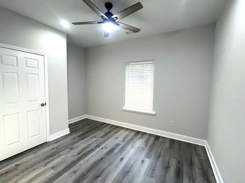 Spacious, unfurnished interior of a new home in , Walterboro (Image 8).