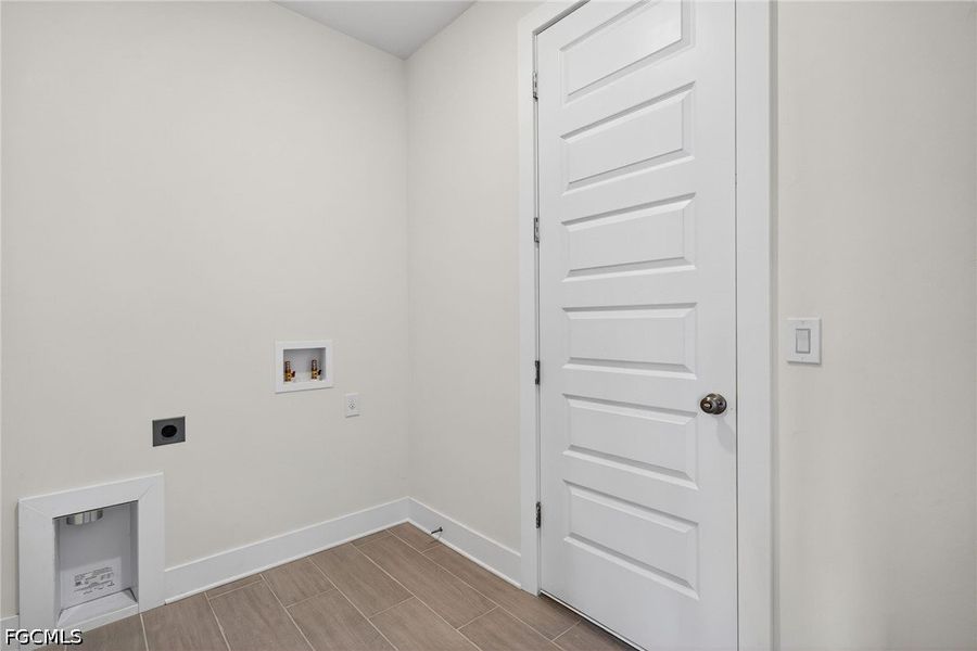 Spacious, unfurnished interior of a new home in Cape Coral, Cape Coral (Image 31).