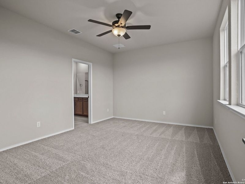 Spacious, unfurnished interior of a new home in Comanche Ridge, San Antonio (Image 29).