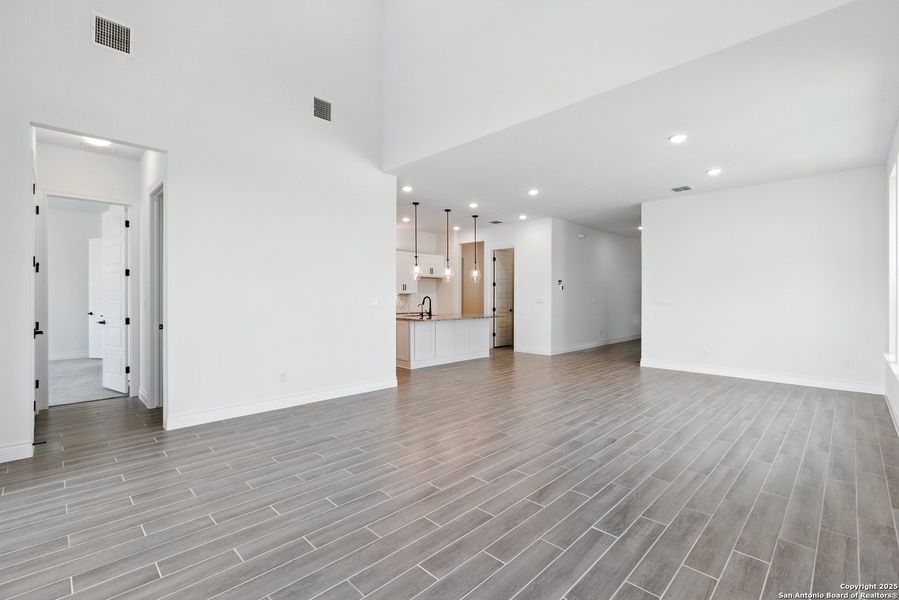 Spacious, unfurnished interior of a new home in Bison Ridge, San Antonio (Image 15). Spacious, unfurnished interior of a new home in Bison Ridge, San Antonio (Image 15).