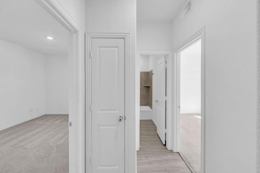 Spacious, unfurnished interior of a new home in Hurricane Creek, Anna (Image 32).