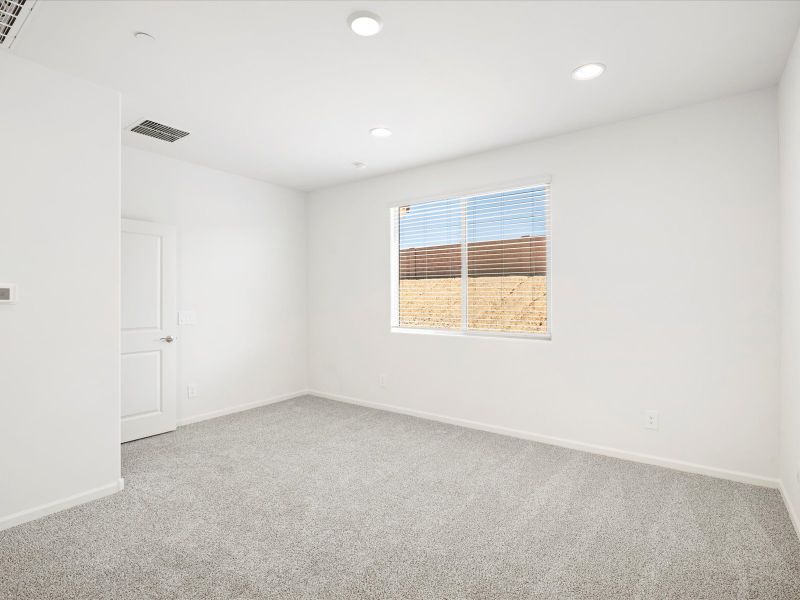 Spacious, unfurnished interior of a new home in Arbor at Madera Highlands II, Sahuarita (Image 10).