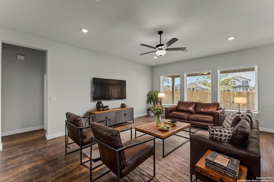 Furnished interior view inside a new home in Davis Ranch 60', San Antonio (Image 5). Furnished interior view inside a new home in Davis Ranch 60', San Antonio (Image 5).