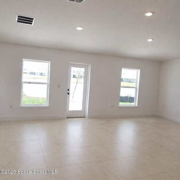 Spacious, unfurnished interior of a new home in St. John's Preserve, Palm Bay (Image 12).