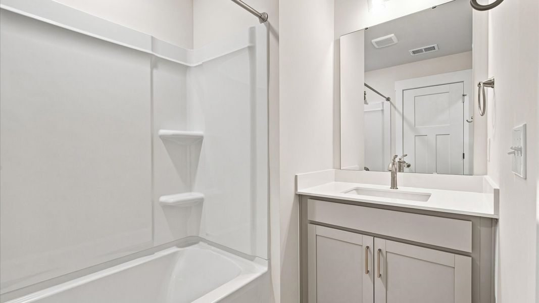 First-rate full bath featuring modern surfaces and a fresh, current color palette