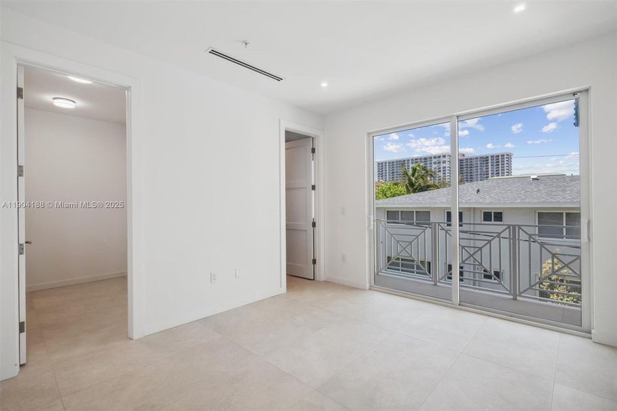 Spacious, unfurnished interior of a new home in , Pompano Beach (Image 40).