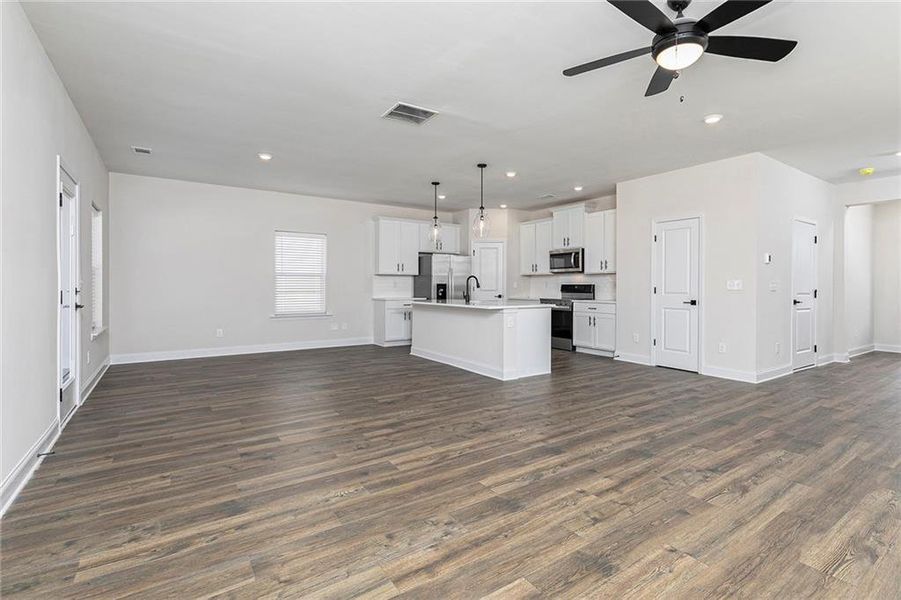 Spacious, unfurnished interior of a new home in Mount Tabor Pointe, Dallas (Image 14).
