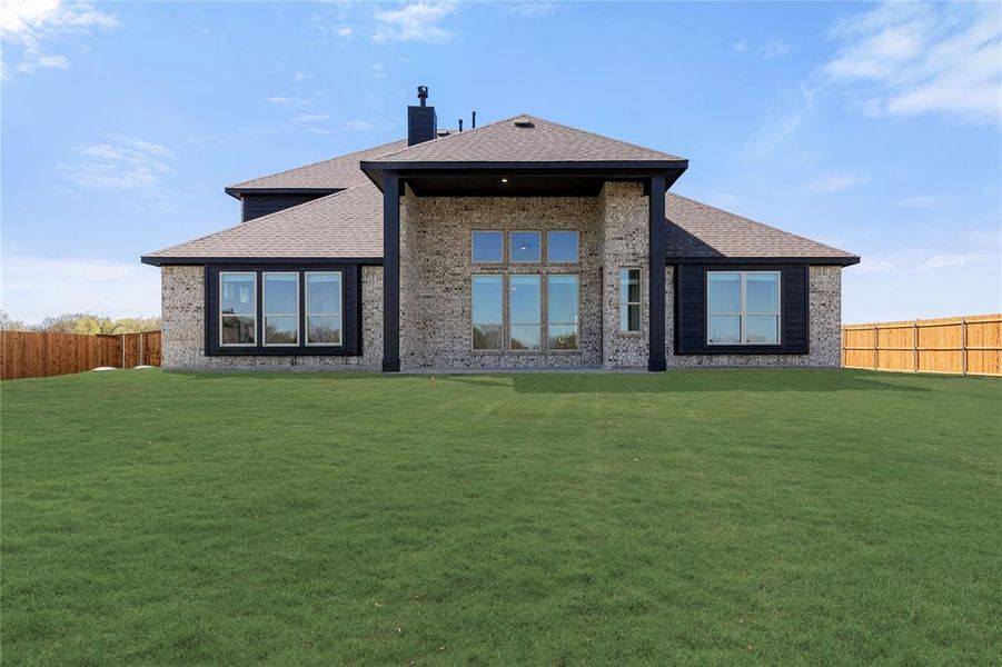 Exterior details and patio area of a home in Glenbrook, Red Oak (Image 21).