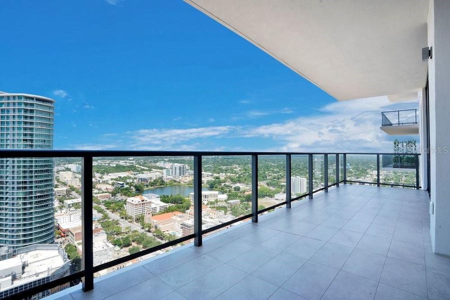 Condo located in St. Petersburg, FL showcasing its design and architecture (Image 34).