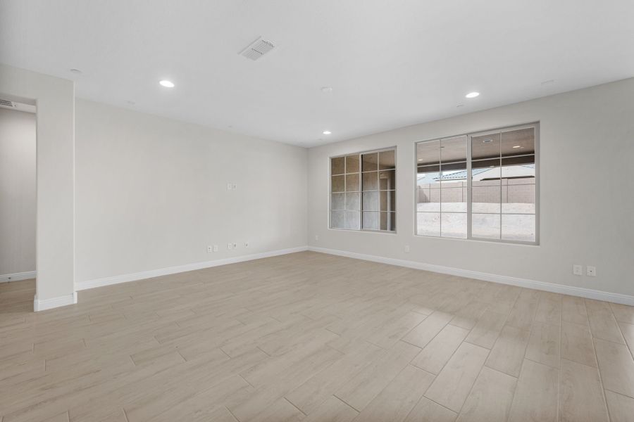 Spacious, unfurnished interior of a new home in Foothills at Northpointe, Peoria (Image 24).
