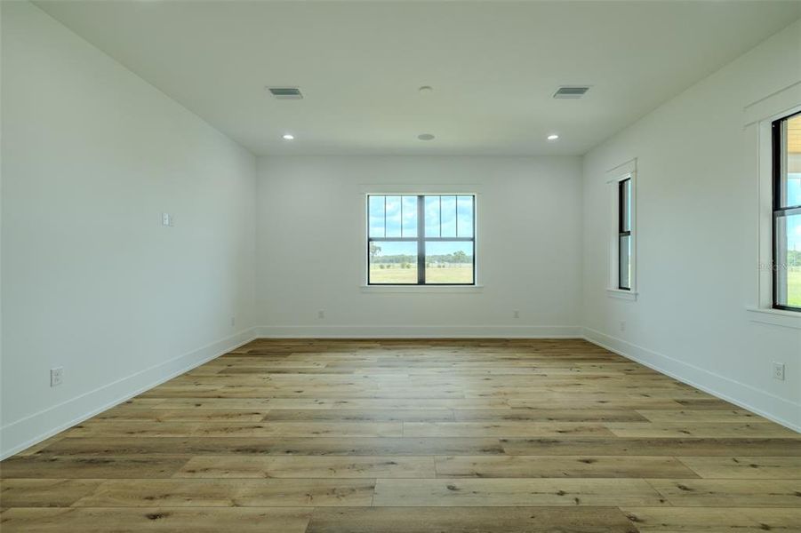 Spacious, unfurnished interior of a new home in , Lithia (Image 18).