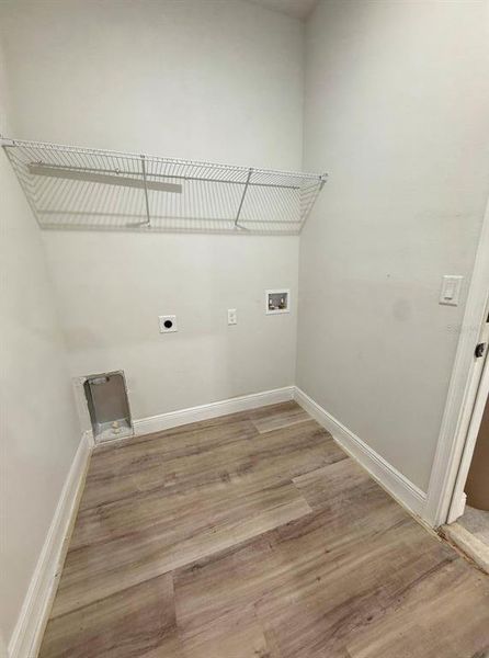 Spacious, unfurnished interior of a new home in , Port Charlotte (Image 17).