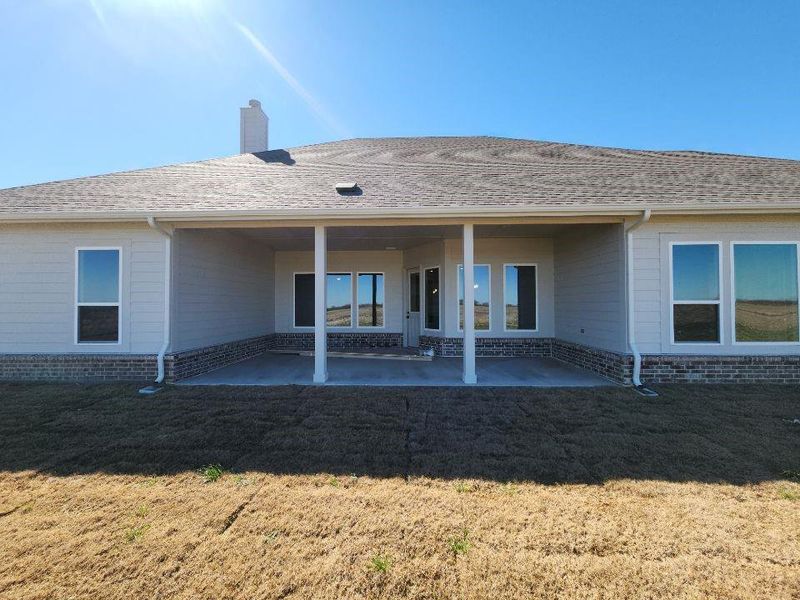 Exterior details and patio area of a home in Rocky Top, Krum (Image 3).