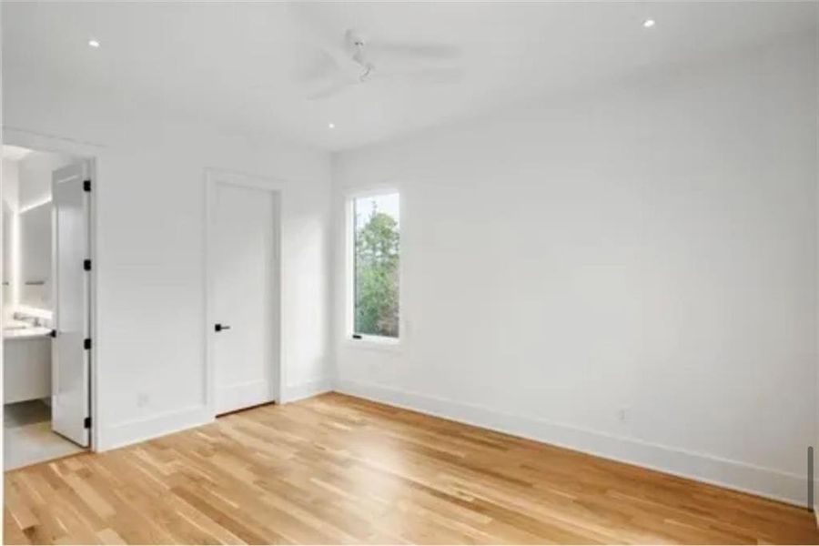 Spacious, unfurnished interior of a new home in , Brookhaven (Image 24).