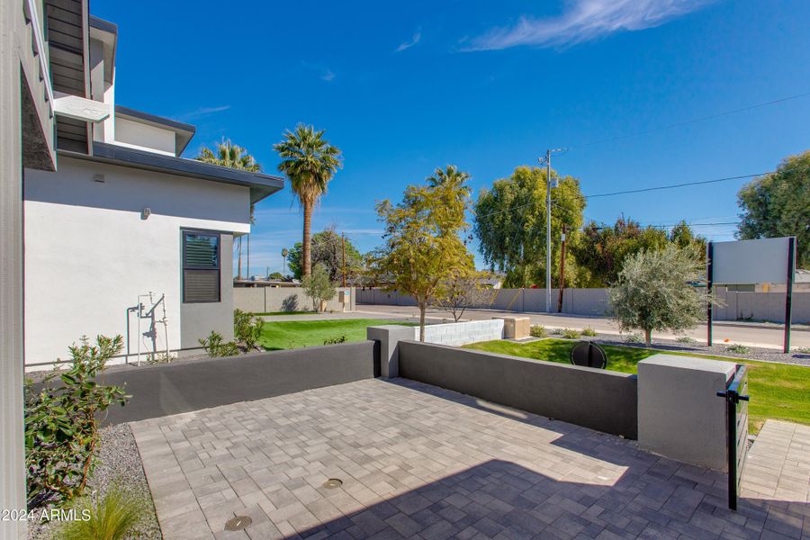 Lovely front courtyard patio