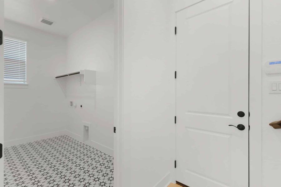 Spacious, unfurnished interior of a new home in Lariat, Liberty Hill (Image 18).