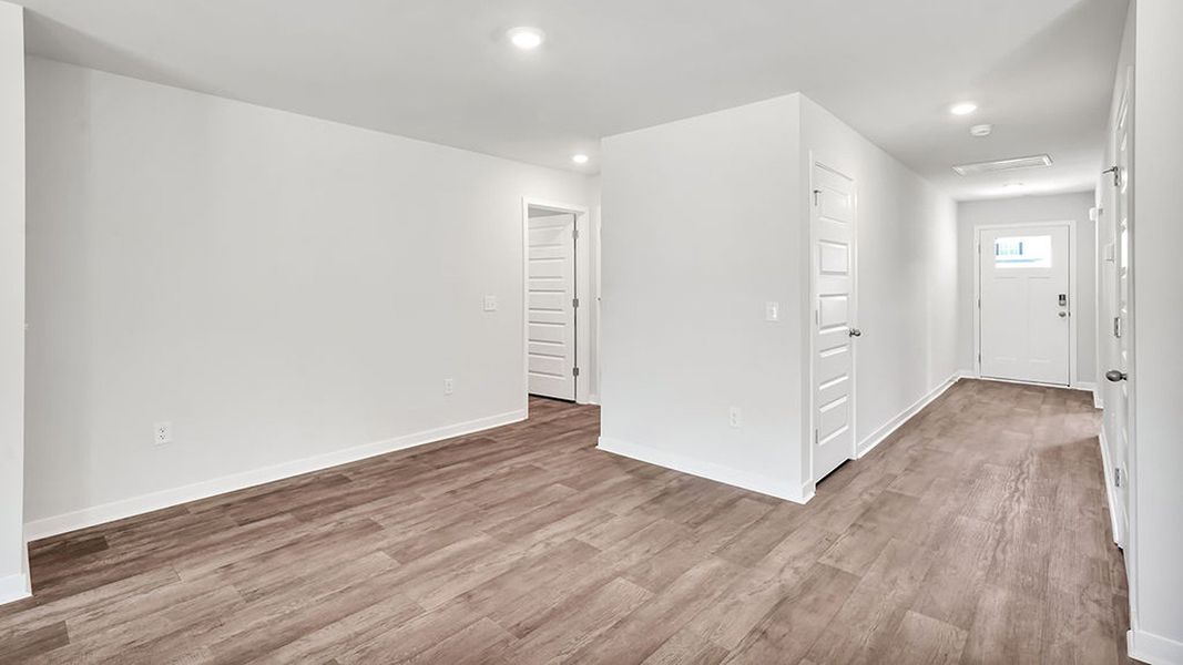 Spacious, unfurnished interior of a new home in Vineyard Trail, Jacksonville (Image 16).