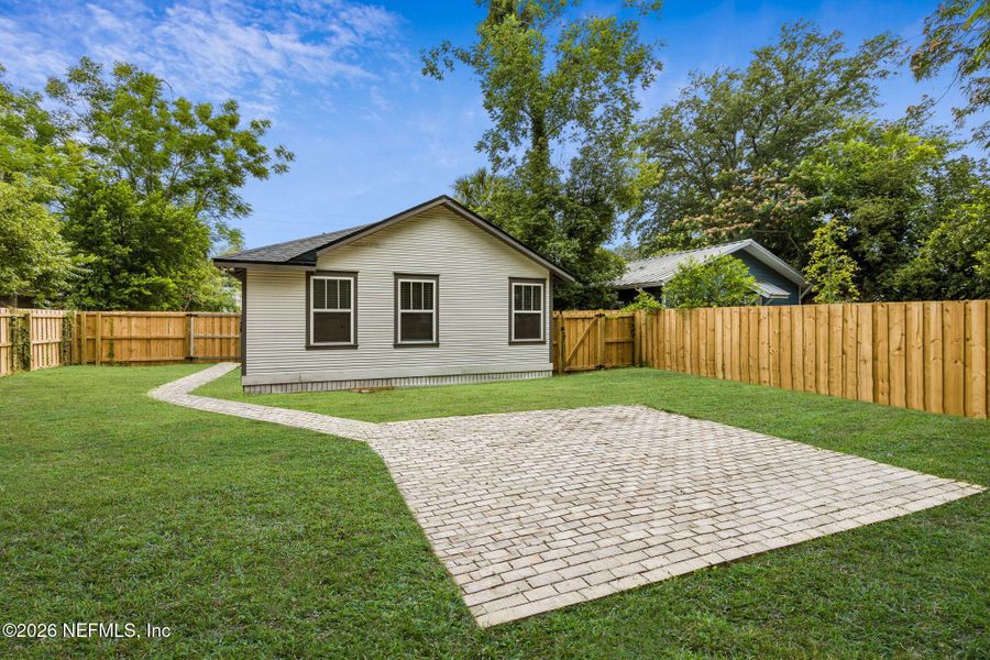 Exterior details and patio area of a home in , Jacksonville (Image 25).
