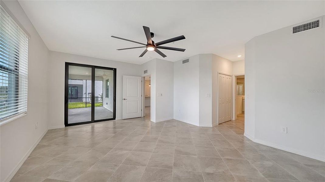Spacious, unfurnished interior of a new home in Legends Cove, Bradenton (Image 33).
