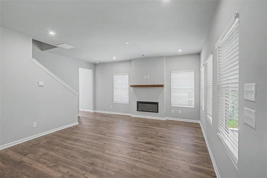 Spacious, unfurnished interior of a new home in Sawmill Creek, Austell (Image 33).