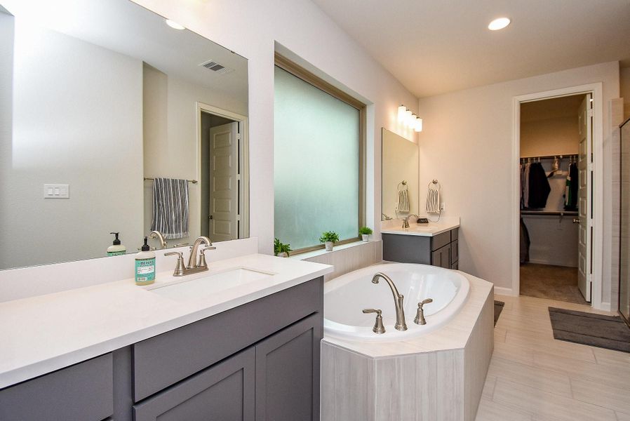 Furnished interior view inside a new home in Stonecreek Estates 50', Richmond (Image 16).