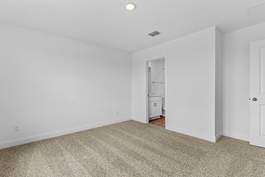 Spacious, unfurnished interior of a new home in Railhead, Cedar Creek (Image 22).