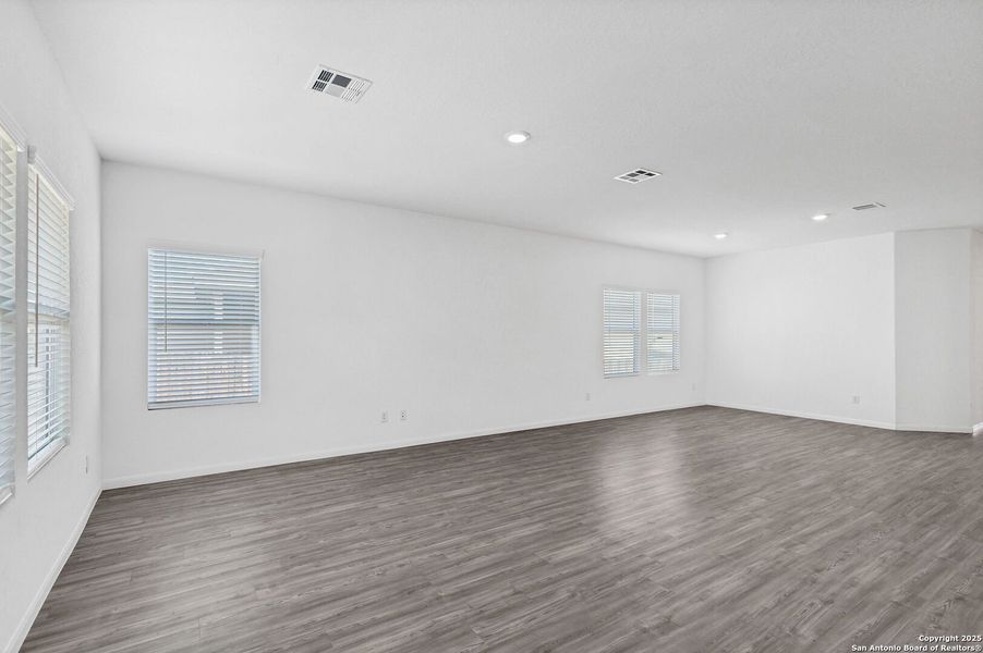 Spacious, unfurnished interior of a new home in Hidden Trails: Coastline Collection, Bulverde (Image 25).